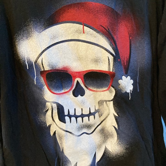 The Children’s Place Boys Black Tee With Santa Skull On The Front Size Small 5/6 - Picture 2 of 6